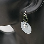 Boucles d'oreilles graphiques en bois gris et vert feuilles monstera