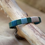 Bracelet en cuir vert tissé de fils bleu et argent