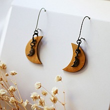 Boucles d'oreilles lunes dorées en bois et charmes en laiton brut