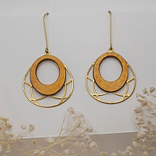 Boucles d'oreilles en bois ovales dorées sur pampille ajourée en laiton doré