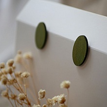 Puces d'oreilles ovales en bois peint en duo de verts effet métalisé