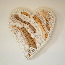 Décoration coeur en tissage de laines blanches et beiges