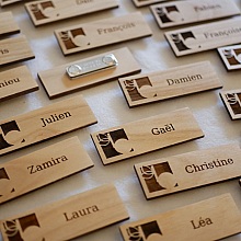 Badge en bois logo entreprise et nom