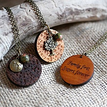 Pendentif en bois gravé avec breloques à personnaliser