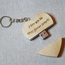 Porte clef USB coeur en bois gravée à personnaliser de 128 Go