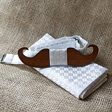 Pochette satinée Blanc et noeud papillon en bois au choix