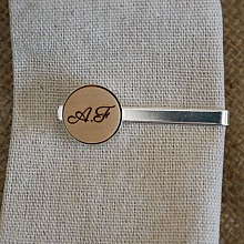 Pince à cravate au cabochon bois personnalisé par gravure