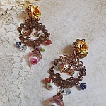 BO French Flowers avec des clochettes et campanules en verre, roses résine, estampes demi-lune, breloques feuilles et crochets d'oreilles en laiton