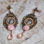 BO Sissi Impératrice dans les tons rose et bronze, pendentifs, strass, chaîne perlée, gouttes et clous d'oreilles en mlétal en verre, breloques couronnes