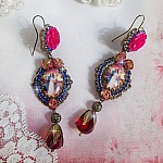 BO Marie et Jésus cabochons résine, fleurs en porcelaine, strass verre, poires facettées et crochets d'oreilles laiton