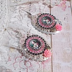 BO Jardin de Lumière et d’argent montées avec un cabochon ovale représentant une jeune femme avec des fleurs à laquelle s’ajoute des zirconiums, perles, estampes avec crochets en Argent 925