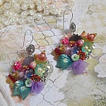 BO Couronne Chic Printanière créées avec des diverses fleurs, perles de Murano,  cristaux, divers accessoires et des crochets d'oreilles en Argent 925/1000