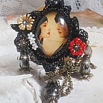 Collier Love Romance crée avec des cristaux, un cabochon ovale représentant deux femmes, des Quartz, Hématites, des perles en plaqué or et autres accessoires