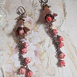 BO Corail Roses Sauvages  créées avec boutons de Roses en verre, cristaux, fleurs lucites peintes à la main, coupelles et dormeuses en laiton