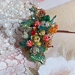 Bague Patiflo d’une composition florale créée avec des cristaux, fleurs en Résine, perles, clochettes, pensées, boutons de rose en Verre, estampes et coupelles. Le tout est monté sur une bague estampe