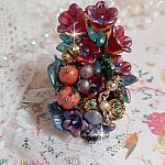 Bague Onia pour une composition florale créée avec des cristaux, fleurs : perles, clochettes, pensées, gouttes Druzy,  pierre de gemme : le Corail, perles cloisonnées et bague ovale en Laiton
