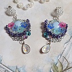 BO Caraïbes montées avec fleurs, strass, estampes, calottes, perles cristal Swarovski et clous d’oreilles 