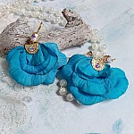 BO Charming Blue créées avec pétales de rose tissu, embouts demi-lunes et perles cristal Swarovski