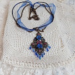 Collier Fleurs Bleues avec estampe, fleurs en résine, rubans, queue de rat, cabochons zirconium et perles cristal Swarovski