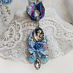 Pendentif Infiniment Bleuté créé avec fleurs synthétiques, résine, cabochon verre, ruban velours et perles Cristal Swarovski