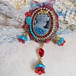 Pendentif Broche Scarlet monté avec cabochon résine, rubans, breloques et perles Cristal Swarovski