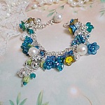 Bracelet Regard Scintillant avec fleurs frosted, clochettes verres, rondes résines, breloques et perles Cristal Swarovski