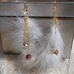 BO Douce Blanche aux plumes blanches, perles en plaqué Or et Cuivre/Argent, crochets d'oreilles avec un cristal. Un look Amérindien 