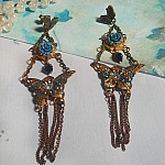BO Papillons Irisés montés sur estampes pailletées de Bleu et Bronze, cabochons en forme de rose à laquelle s’ajoute : coupelles fleurs, chaîne strass, Zirconiums Cristal et gouttes Cobalt