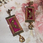 BO Vintage Arabesque montées avec galons Bordeaux aux liserés Or, estampes demi-lune, chaîne strass en cristal et clous d'oreilles en métal bronze