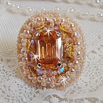 Bague Idylle Beauté brodée avec cabochon rectangle Light Topaz sur une estampe dorée,  ornée de perles nacrées Ivoire, les rocailles miyuki et les toupies finissent le contour de la bague réglable