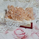 Bracelet Idylle Beauty brodé avec des cristaux : perles rondes nacrées, toupies, facettes Verre à laquelle s’ajoute des rocailles avec un fermoir en Plaqué Or et une chaînette en Argent 925/1000