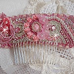 Peigne Magnolia brodé avec perles Cristal de Swarovski, fleurs résine, rocailles verre, strass