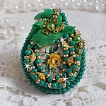 Bague Belle Emeraude brodée avec un cabochon ovale en céramique représentant une rose Jaune sur fond Blanc, un tissu léger de couleur Vert, des perles rondes nacrées et des rocailles Dorées