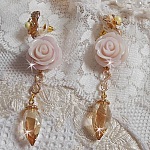 BO Bell’issim Rose Violine avec des roses en résine, perles rondes nacrées, gouttes Twisted Drop Cristal, intercalaires façon infini et bélières en Plaqué Or