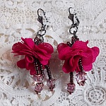 BO Belle Hélène créées avec une fleur en tissu fuchsia, facettes Antique en verre, rocailles et dormeuses fleur de lys en laiton                    