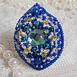 Bague Blue Palace brodée avec un cabochon rond facetté Turquoise, des perles rondes nacrées, estampe filigranée, chatons, toupies en Cristal, rocailles et perles sur une bague filigranée Argentée