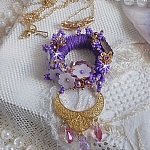 Pendentif Laureline brodé avec un fil 100% coton, fleurs lucites, perles nacrées, rocailles verres et perles Cristal Swarovski