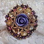 Bague La Passionnée de Venise brodée avec cabochon en forme de rose couleur Parme ornée de strass en Cristal, perles rondes nacrées en verre Rose et rocailles Purple sur une bague ajourée