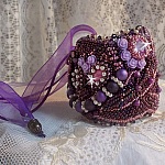 Bracelet Chinese Purple Stone manchette brodé de pierres fine : les Sugilites, des Cristaux de Swarovski, des rocailles et un ruban Organza Violet