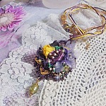 Pendentif Lady Romantique brodé avec une dentelle Violine année 1950, cristaux, fleurs résine, perles en verre, étamines, estampe Dorée, rocailles et chaîne en plaqué Or pour une belle Lady