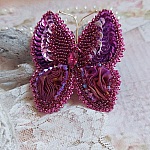 Broche Papillon Violine Fuchsia brodée avec ruban de soie, sequins et perles cristal Swarovski