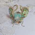 Broche Mouchon Terra Caramel brodé avec perles verres, sequins, dentelle et perles cristal Swarovski.