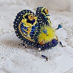 Broche Cara Royal Soleil, brodée avec perles d’eau douce, sequins, verre, strass et cristaux de swarovski