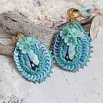 BO Parisienne brodées avec cabochons résines, rocailles verres, sequins et clips en laiton