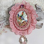 Broche Amour d’oiseaux brodée avec cabochon porcelaine de limoge, perle cristal, dentelle et pendentif cristal de verre