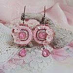 BO Dahlia brodées avec sequins, fleurs acryliques, rocailles verres et perles Cristal Swarovski