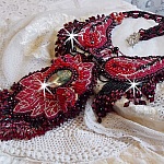 Plastron Cardinal brodé de rouge et noir avec un Jaspe rouge, des perles en onyx et des cristaux de Swarovski
