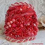 Bracelet Coralie manchette brodé avec des coraux Rouges, des Rose Light et des rocailles