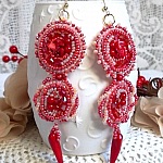 BO Coralie brodées avec des pierres de gemme : le Corail en forme de piments et des perles rondes brodées avec des rocailles Rouges et Saumon. Le tout est monté sur des crochets d'oreilles Gold Filled