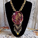 Collier Laetitia Forever brodée avec un ruban de soie Bordeaux/Marron et Purple, un disque en nacre, des perles rondes nacrées, des gouttes et des rocailles